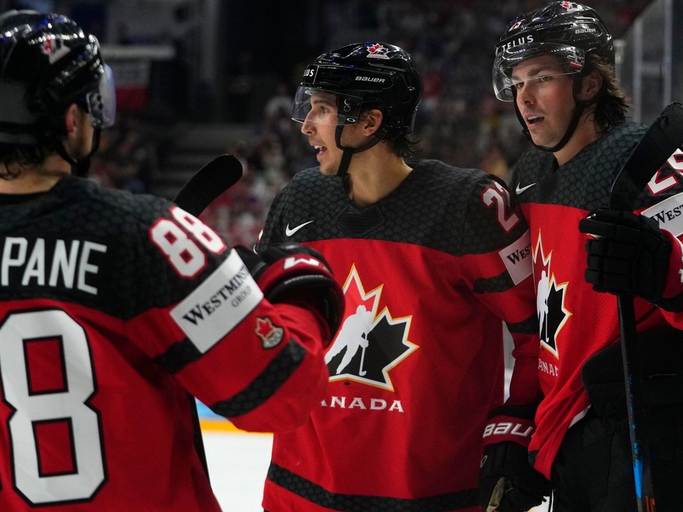 Owen Power a Dylan Cozens oslavujú gól v zápase Kanada - Fínsko na MS v hokeji 2024. 