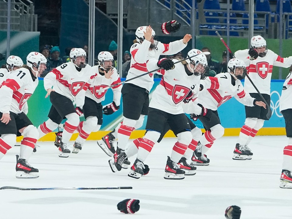 Hráčky Švajčiarska sa tešia z bronzovej medaily. 