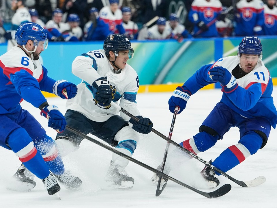Lukáš Cingel (6) and Miloš Kelemen (11) a Teuvo Teräväinen (86) počas ZOH.