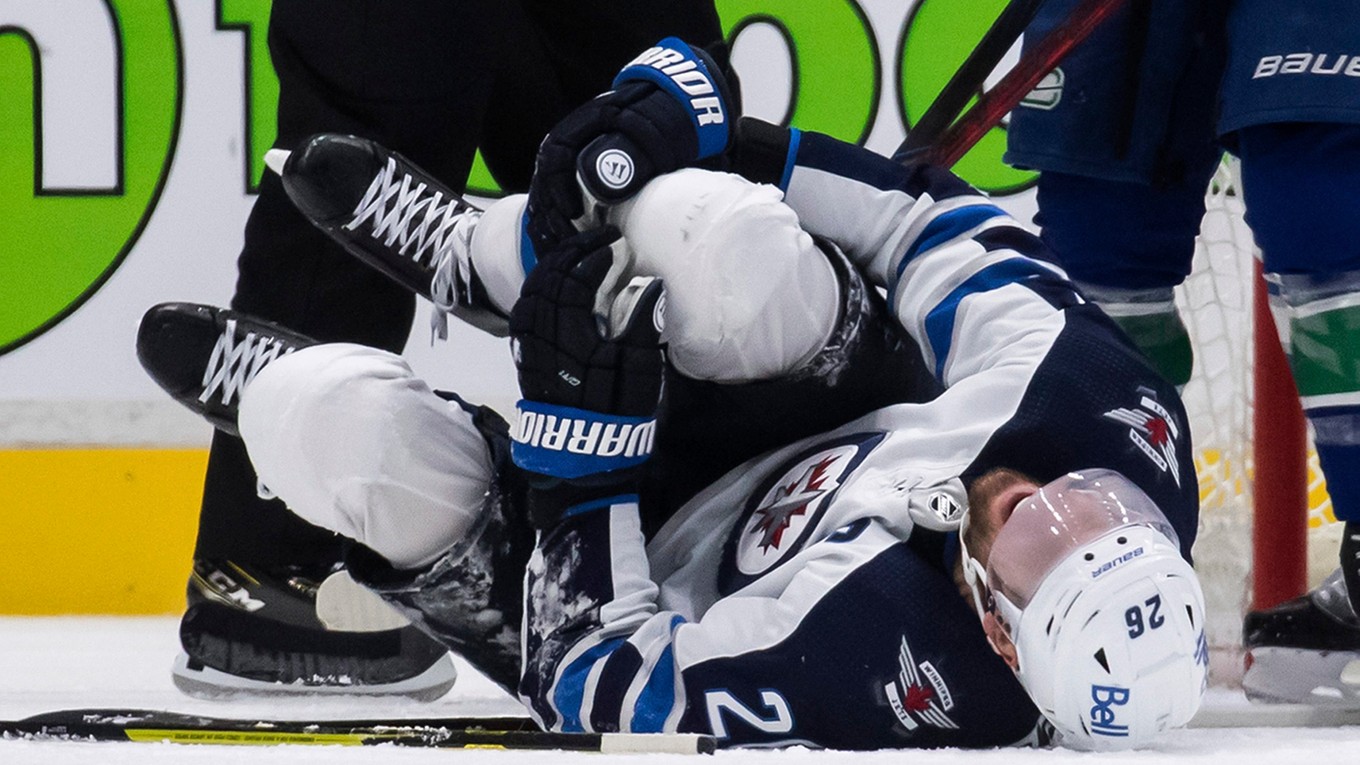 Kapitán Winnipeg Jets Blake Wheeler sa smolne zranil.