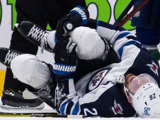 Kapitán Winnipeg Jets Blake Wheeler sa smolne zranil.