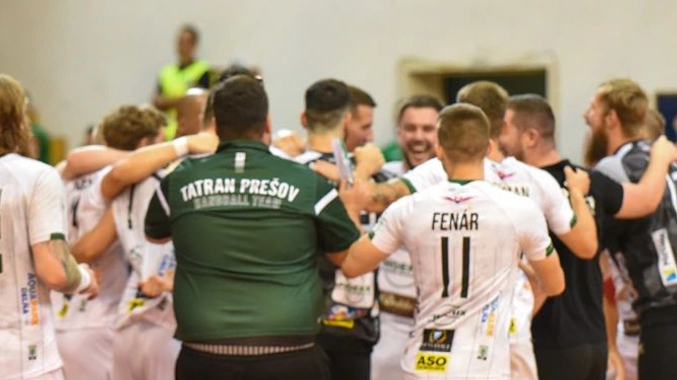 Hádzanári Tatrana Prešov sa tešia po víťaznom zápase v príprave.