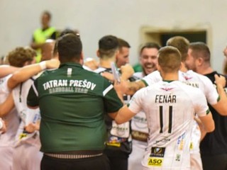 Hádzanári Tatrana Prešov sa tešia po víťaznom zápase v príprave.