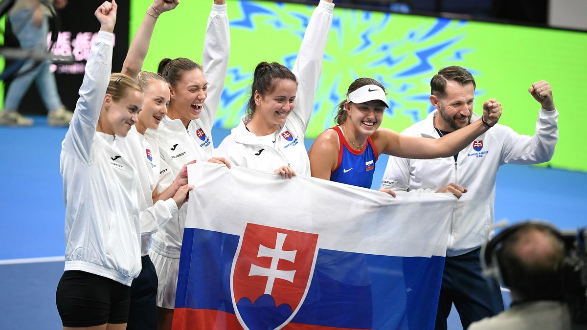 Nehrajúci kapitán Matej Lipták, slovenské tenistky Renáta Jamrichová, Viktória Hrunčáková, Tereza Mihalíková, Rebecca Šramková a Anna Karolína Schmiedlová.