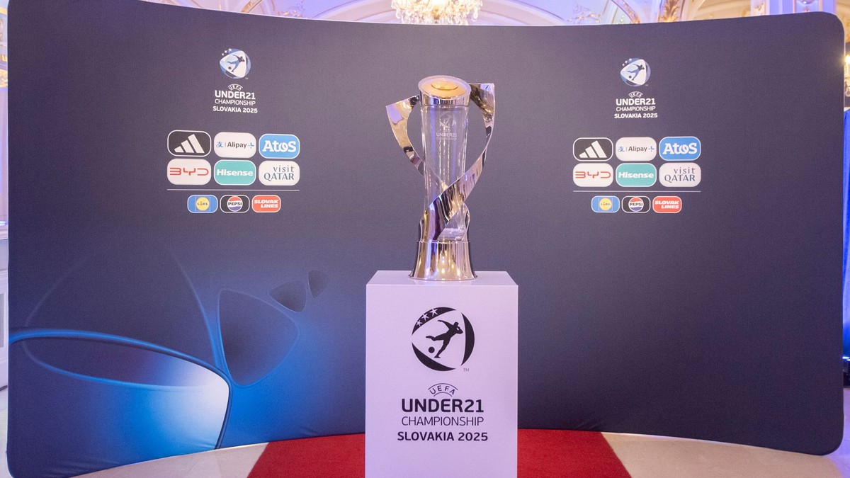 Trofej pre víťaza ME vo futbale do 21 rokov pred žrebom EURO U21 2025 v Bratislave.