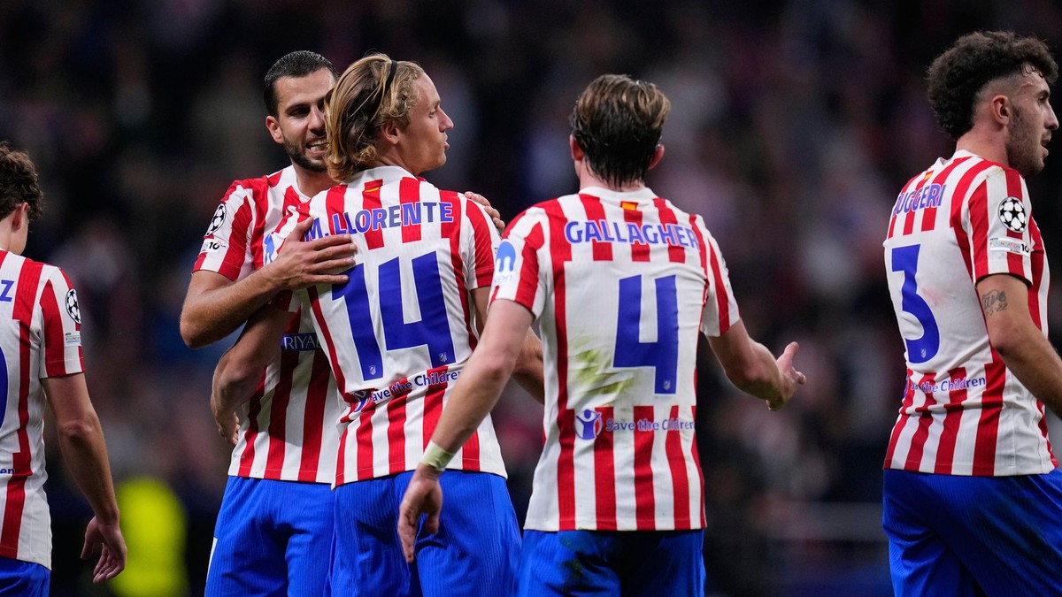 Dávid Hancko (druhý zľava) z Atlética Madrid sa so spoluhráčmi teší z gólu