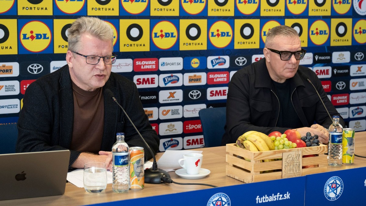 Zľava hovorca SFZ Juraj Čurný a prezident SFZ Ján Kováčik