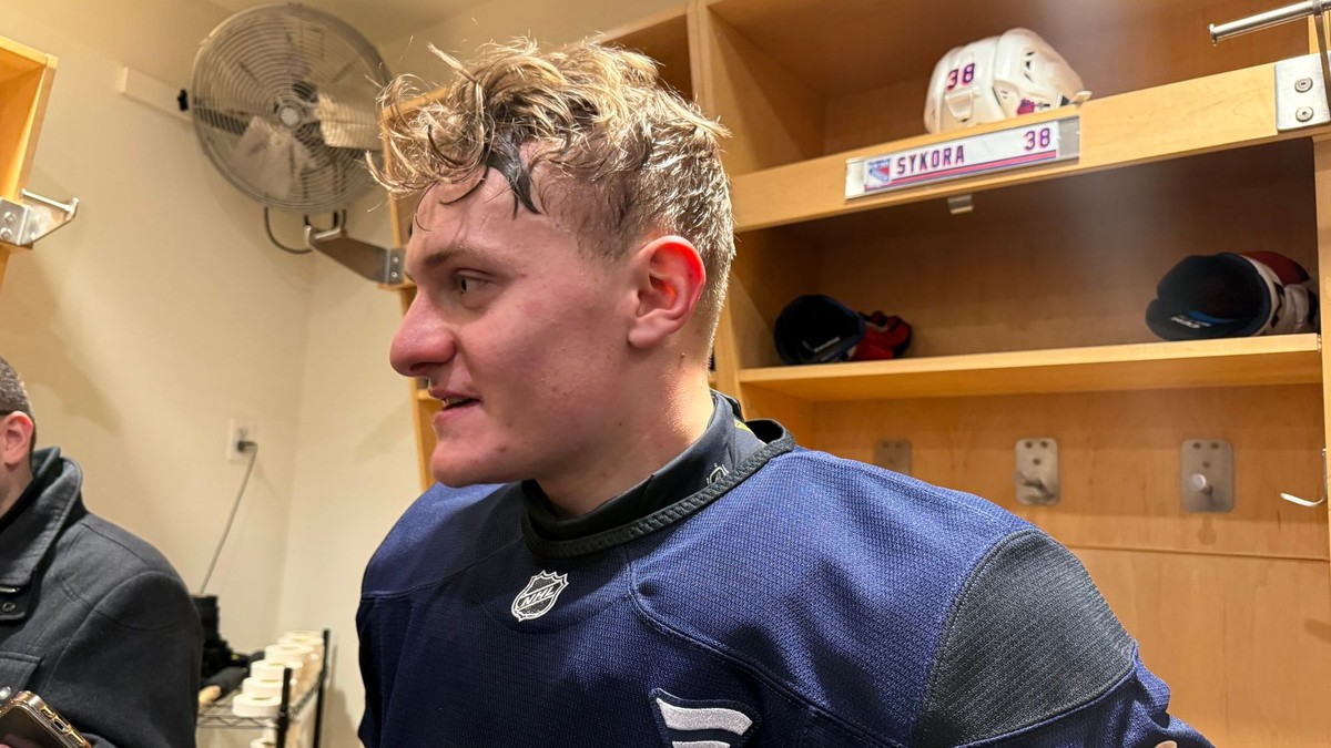 Adam Sýkora po tréningu New Yorku Rangers. 