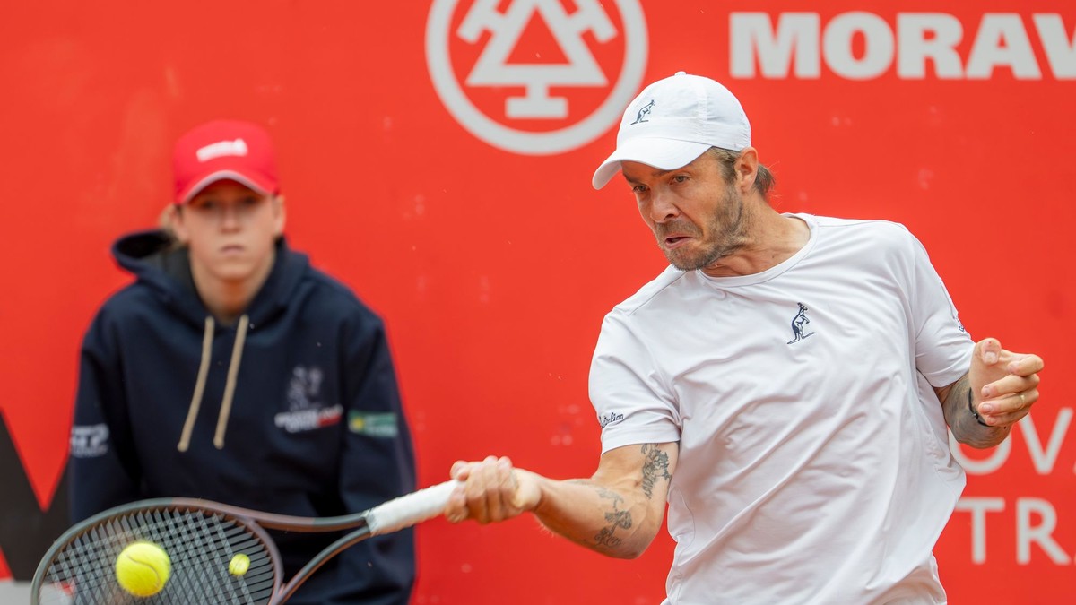 Slovenský tenista Andrej Martin odvracia úder Čecha Petra Brunclíka v zápase 2. kola mužskej dvojhry na antukovom challengerovom turnaji Bratislava Open.