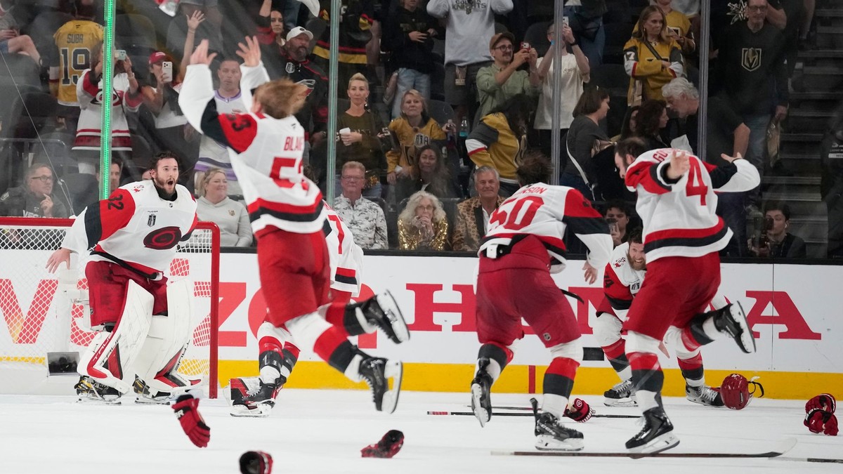 Hráči Carolina Hurricanes oslavujú výhru nad Vegas Golden Knights vo finále Stanley Cupu.