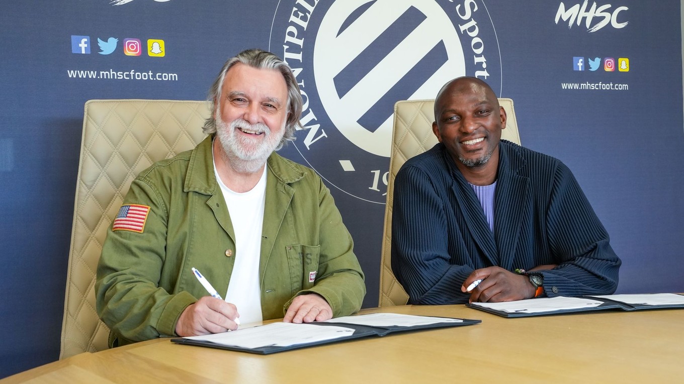 Zoumana Camara podpisuje zmluvu ako tréner Montpellieru. 