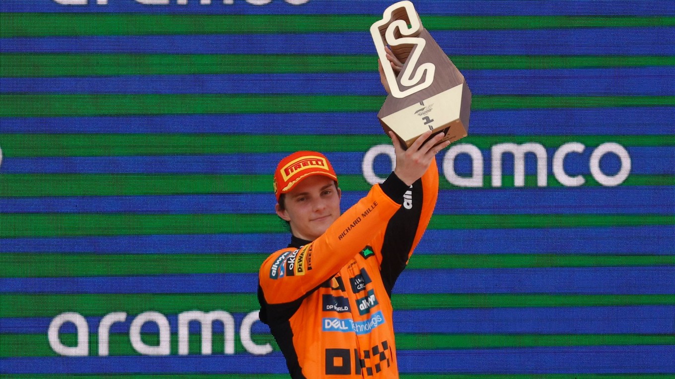 Oscar Piastri oslavuje víťazstvo Veľkej ceny Španielska. 