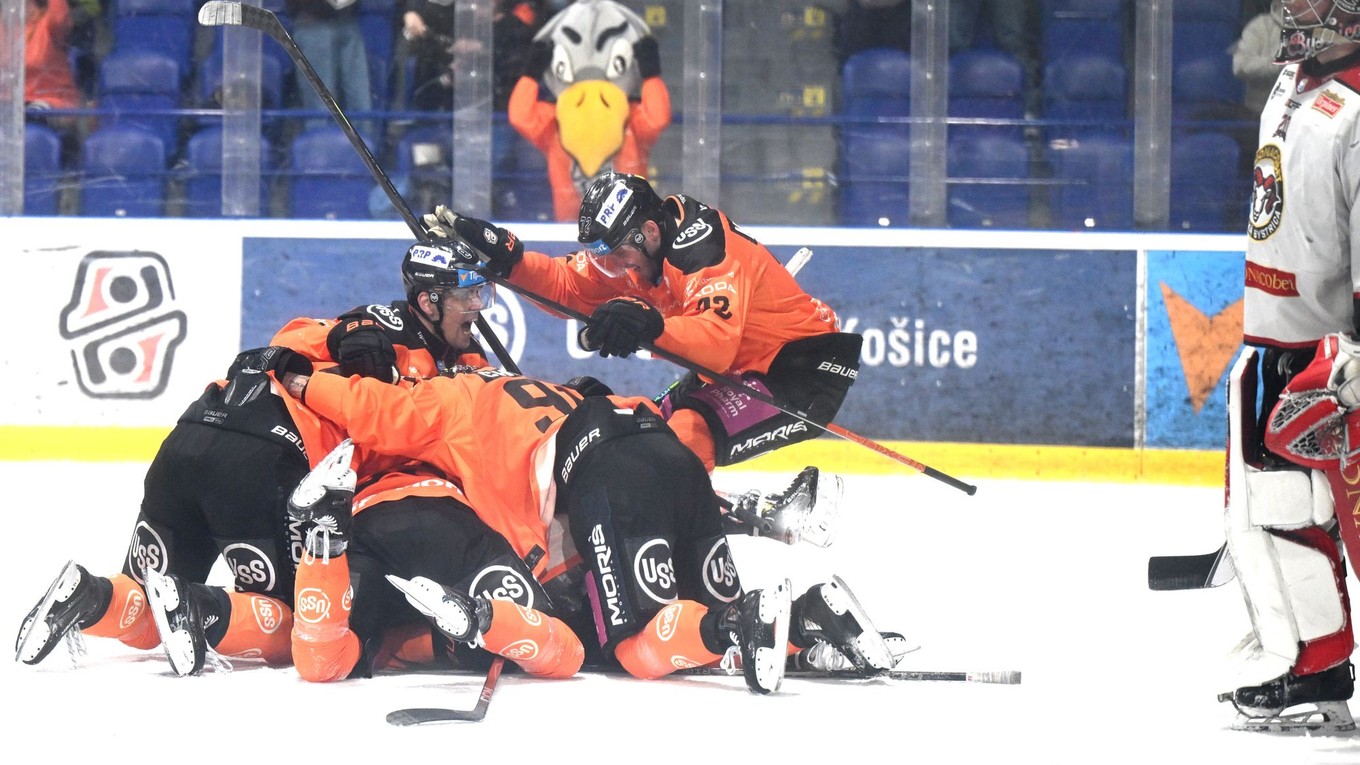 Radosť hráčov Košíc po vyrovnávajúcom góle proti Banskej Bystrici.