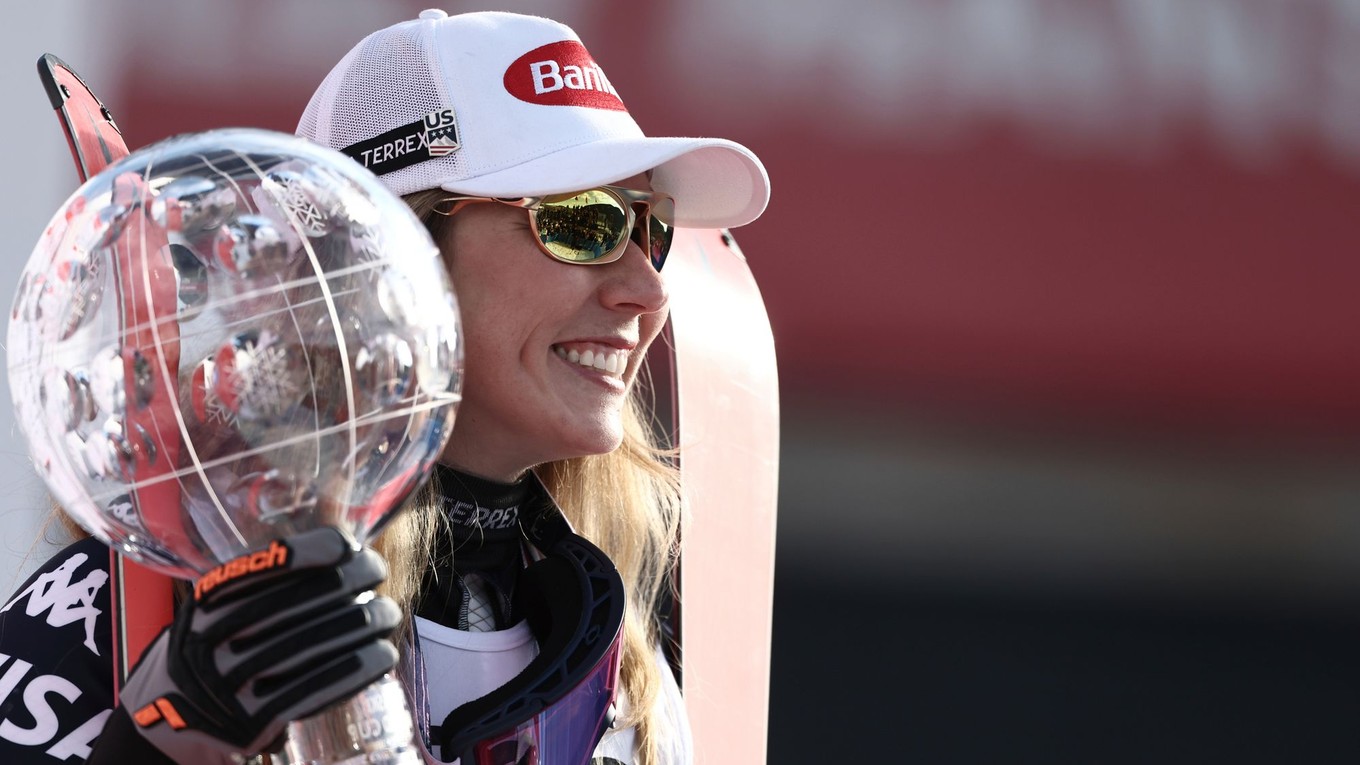 Mikaela Shiffrinová pózuje na pódiu s veľkým glóbusom