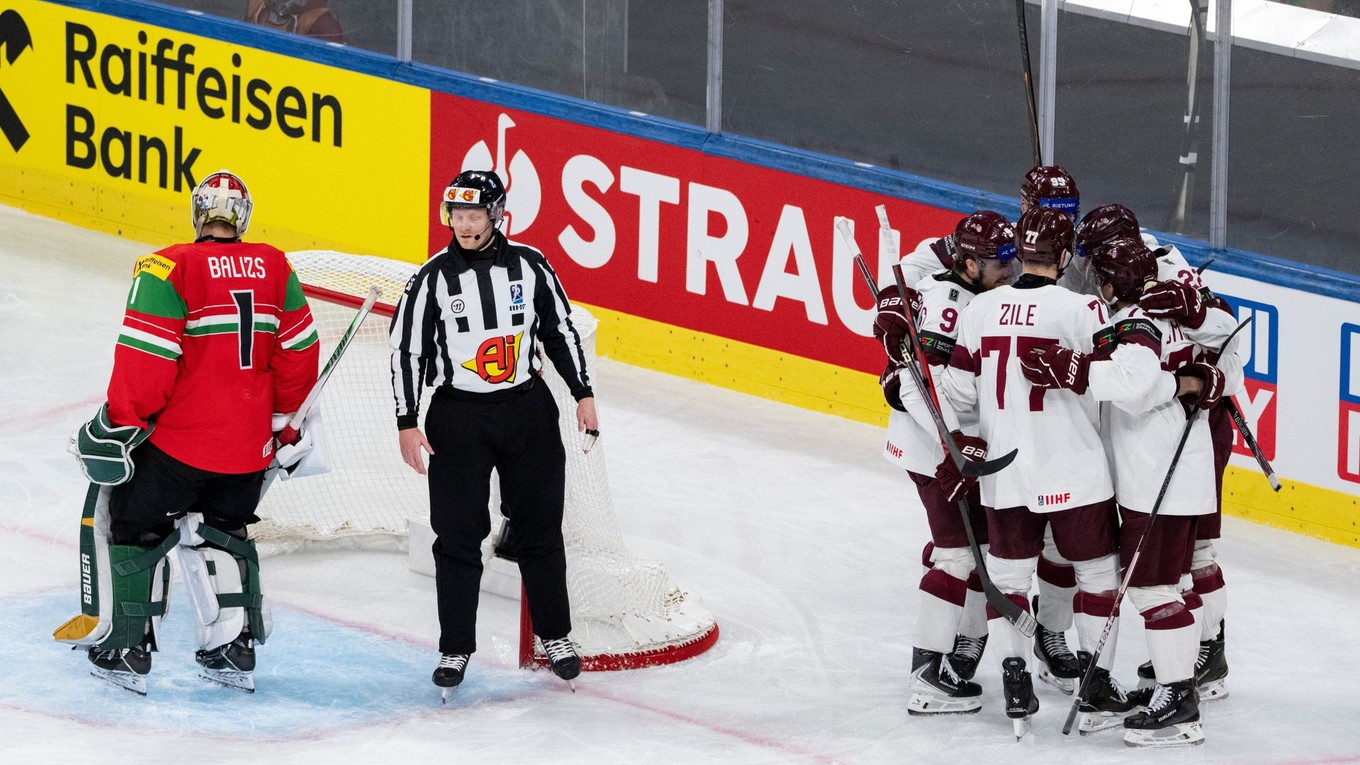 Lotyšskí hráči (vpravo) oslavujú po štvrtom góle počas zápasu základnej A-skupiny Maďarsko - Lotyšsko.