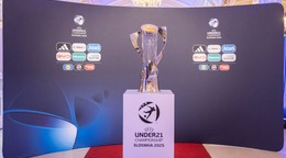 Trofej pre víťaza ME vo futbale do 21 rokov pred žrebom EURO U21 2025 v Bratislave.