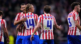 Dávid Hancko (druhý zľava) z Atlética Madrid sa so spoluhráčmi teší z gólu