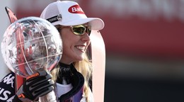 Mikaela Shiffrinová pózuje na pódiu s veľkým glóbusom