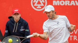 Slovenský tenista Andrej Martin odvracia úder Čecha Petra Brunclíka v zápase 2. kola mužskej dvojhry na antukovom challengerovom turnaji Bratislava Open.