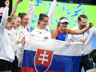 Nehrajúci kapitán Matej Lipták, slovenské tenistky Renáta Jamrichová, Viktória Hrunčáková, Tereza Mihalíková, Rebecca Šramková a Anna Karolína Schmiedlová.