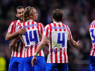 Dávid Hancko (druhý zľava) z Atlética Madrid sa so spoluhráčmi teší z gólu