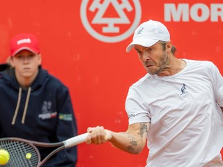 Slovenský tenista Andrej Martin odvracia úder Čecha Petra Brunclíka v zápase 2. kola mužskej dvojhry na antukovom challengerovom turnaji Bratislava Open.