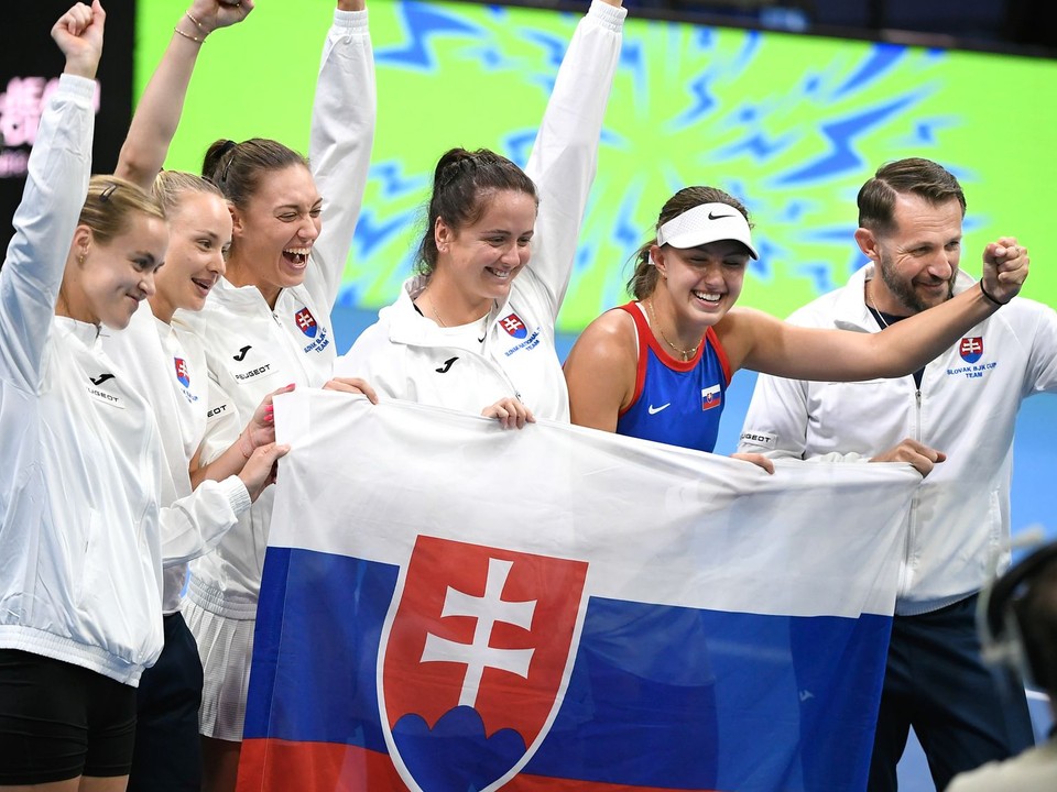 Nehrajúci kapitán Matej Lipták, slovenské tenistky Renáta Jamrichová, Viktória Hrunčáková, Tereza Mihalíková, Rebecca Šramková a Anna Karolína Schmiedlová.