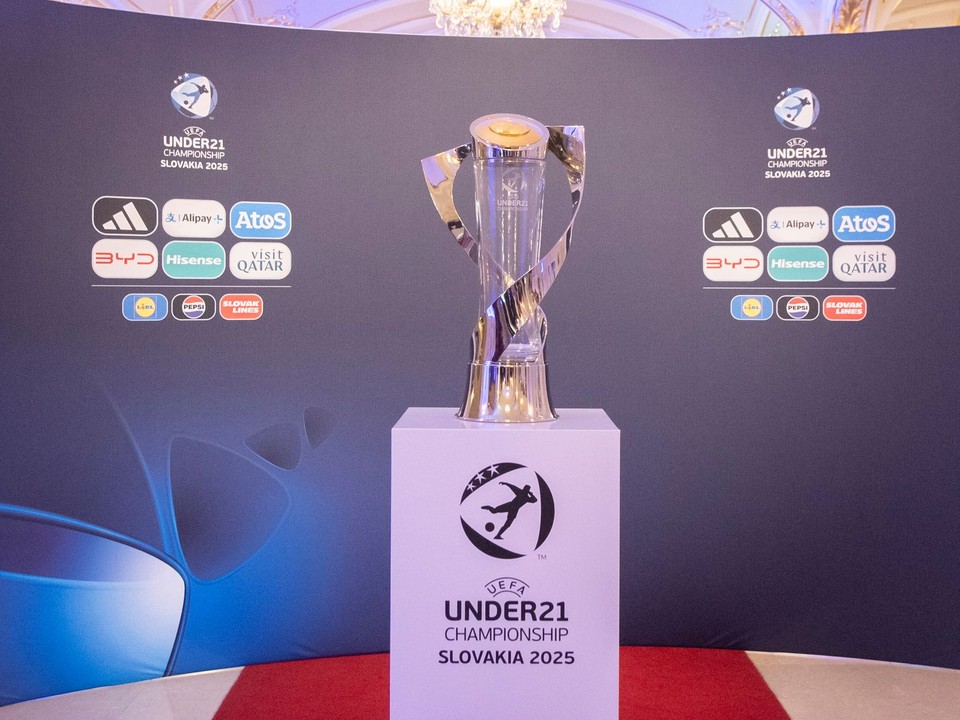 Trofej pre víťaza ME vo futbale do 21 rokov pred žrebom EURO U21 2025 v Bratislave.