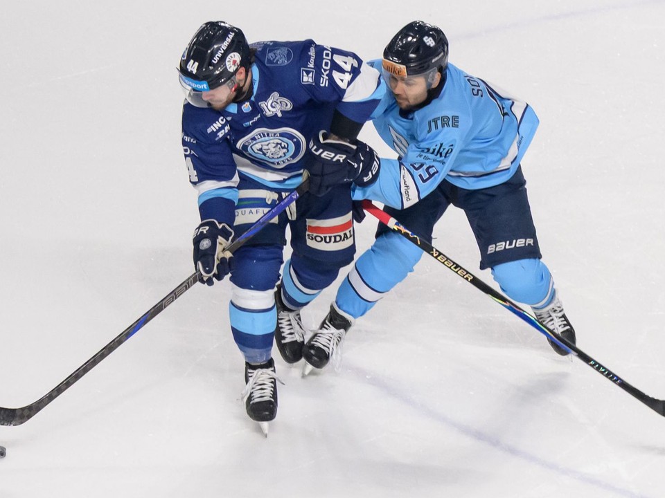 Zľava Zach Osburn (Nitra) a Samuel Solenský (Bratislava)