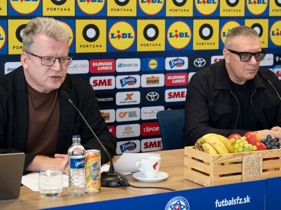 Zľava hovorca SFZ Juraj Čurný a prezident SFZ Ján Kováčik