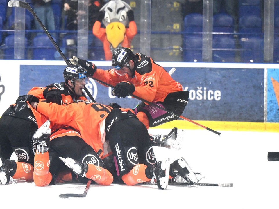 Radosť hráčov Košíc po vyrovnávajúcom góle proti Banskej Bystrici.