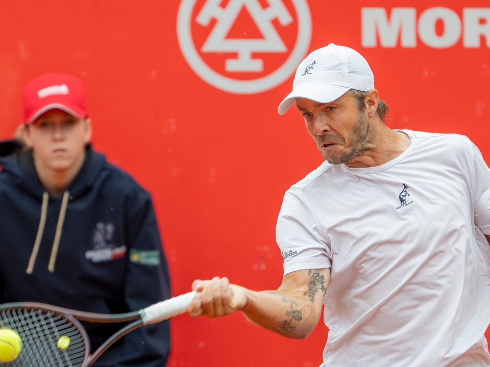 Slovenský tenista Andrej Martin odvracia úder Čecha Petra Brunclíka v zápase 2. kola mužskej dvojhry na antukovom challengerovom turnaji Bratislava Open.