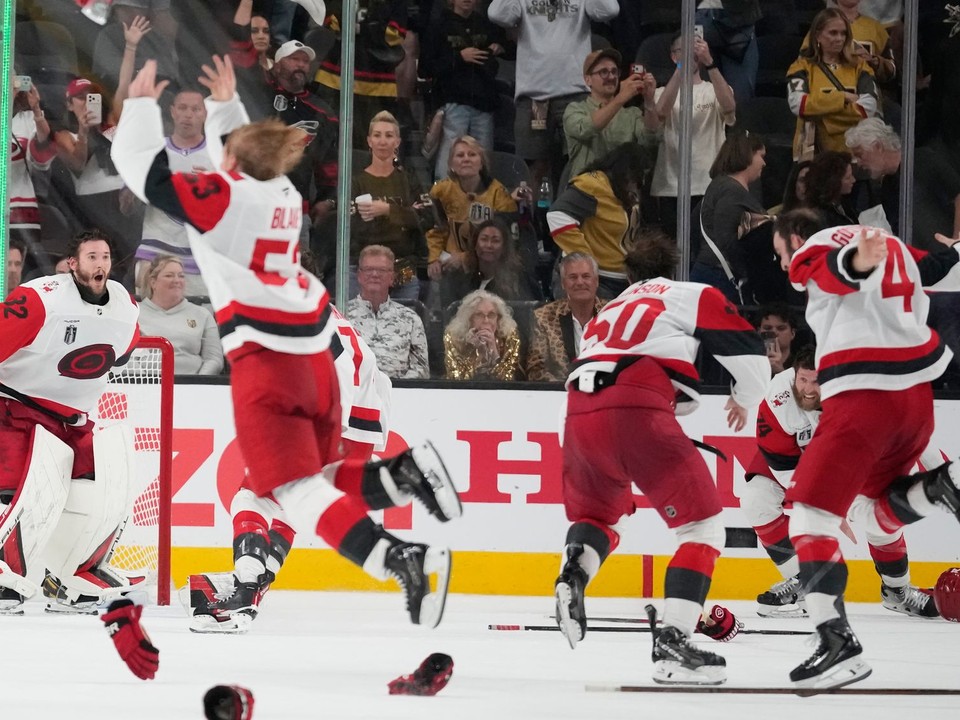 Hráči Carolina Hurricanes oslavujú výhru nad Vegas Golden Knights vo finále Stanley Cupu.