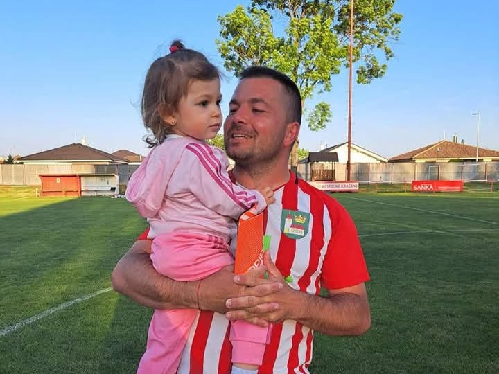 Líder TJ Kostolné Kračany Peter Hamar s dcérou Miou.