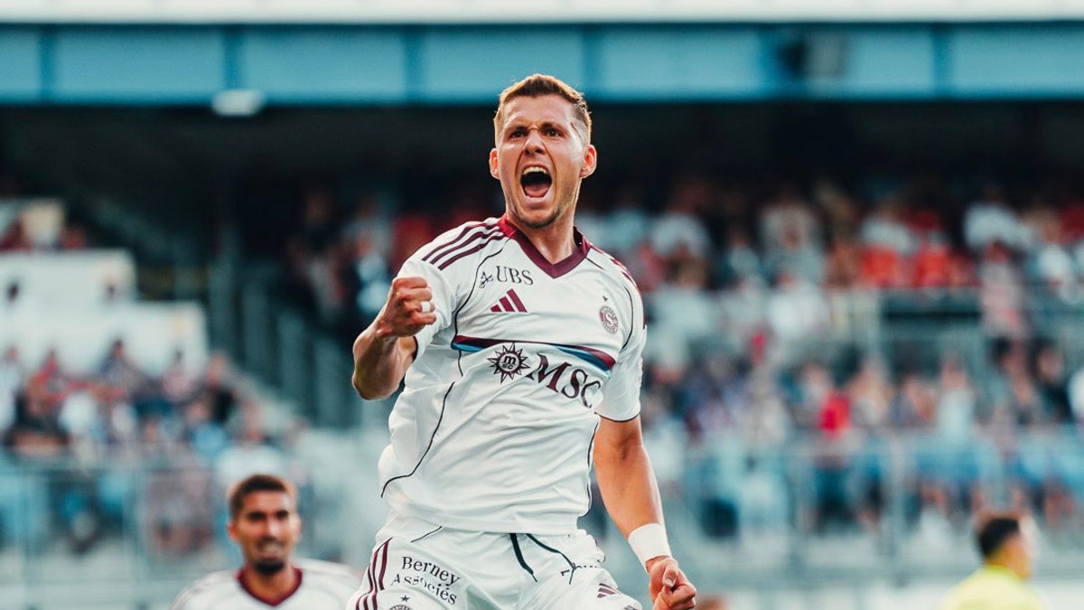 Samuel Mráz oslavuje gól.