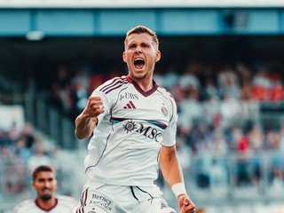 Samuel Mráz oslavuje gól.