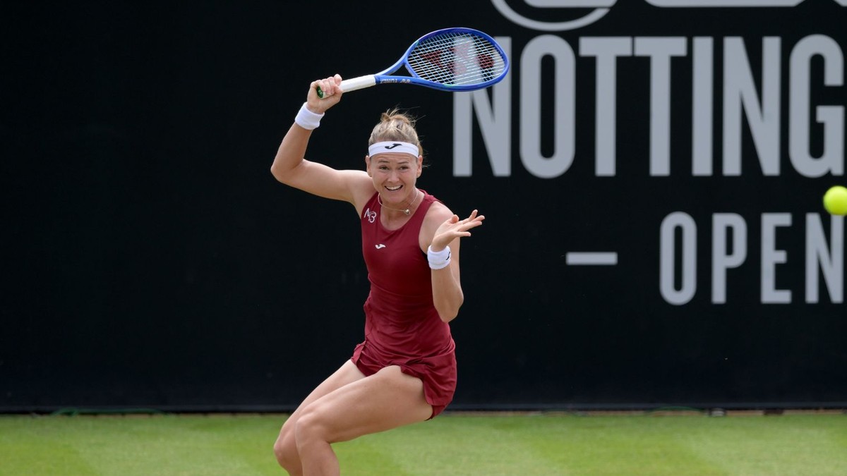 Česká tenistka Marie Bouzková odvracia úder svojej krajanke Karolíne Plíškovej v semifinále tenisového turnaja WTA v Nottinghame.