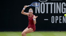 Česká tenistka Marie Bouzková odvracia úder svojej krajanke Karolíne Plíškovej v semifinále tenisového turnaja WTA v Nottinghame.