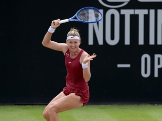 Česká tenistka Marie Bouzková odvracia úder svojej krajanke Karolíne Plíškovej v semifinále tenisového turnaja WTA v Nottinghame.