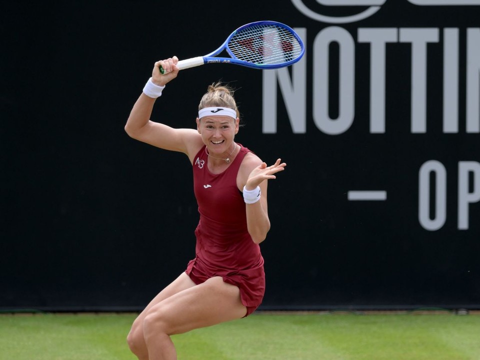 Česká tenistka Marie Bouzková odvracia úder svojej krajanke Karolíne Plíškovej v semifinále tenisového turnaja WTA v Nottinghame.