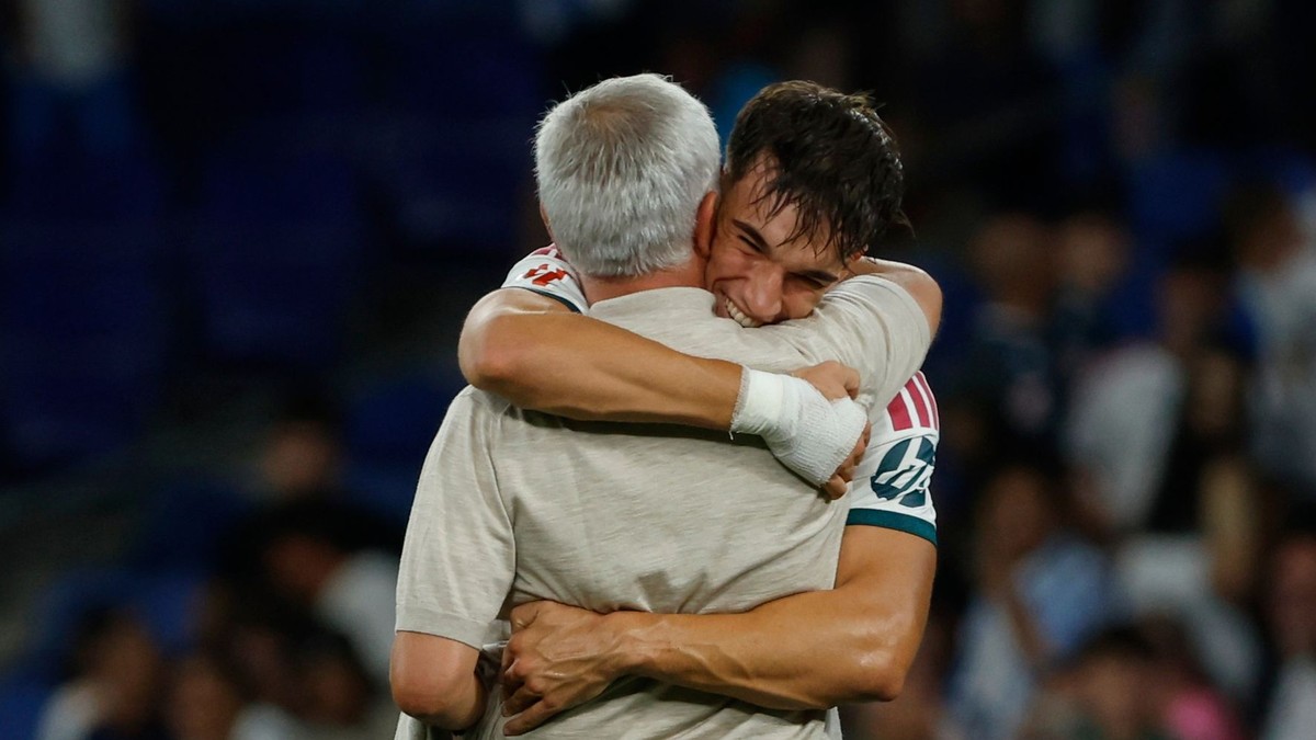 Na snímke hráč Realu Madrid Carlos Espi a tréner Realu Jose Mourinho.