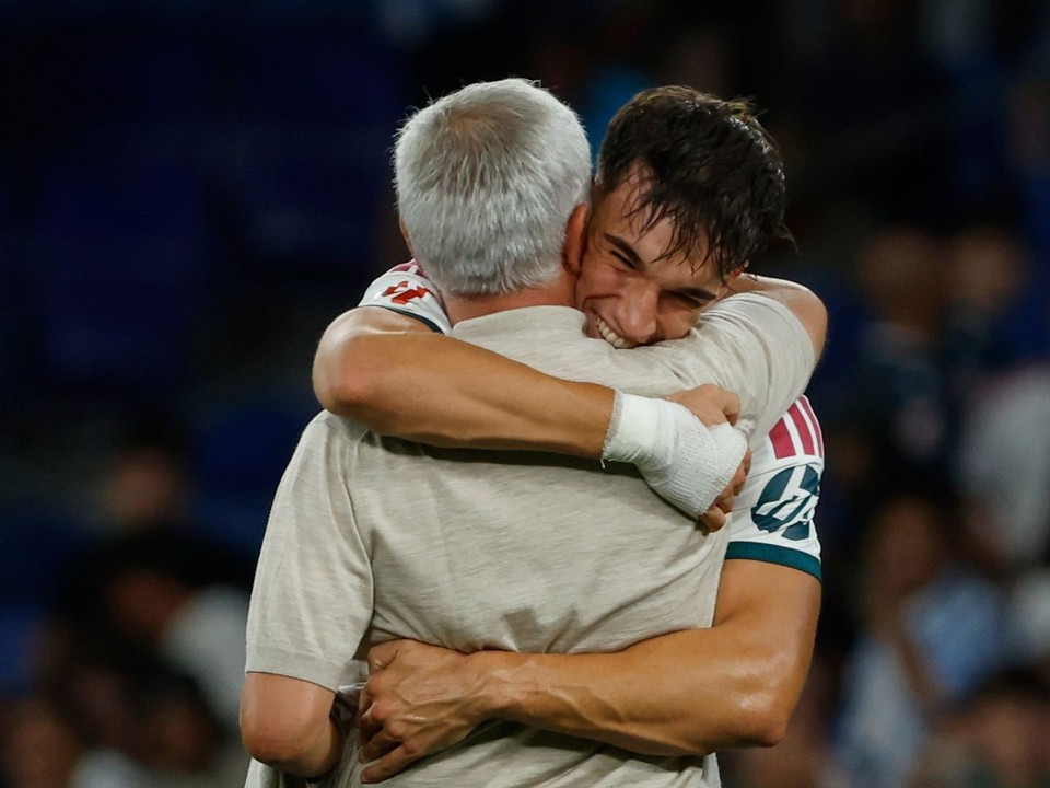 Na snímke hráč Realu Madrid Carlos Espi a tréner Realu Jose Mourinho.