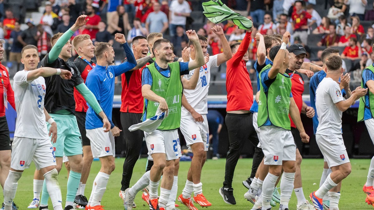 Slovenskí futbalisti sa tešia z víťazstva