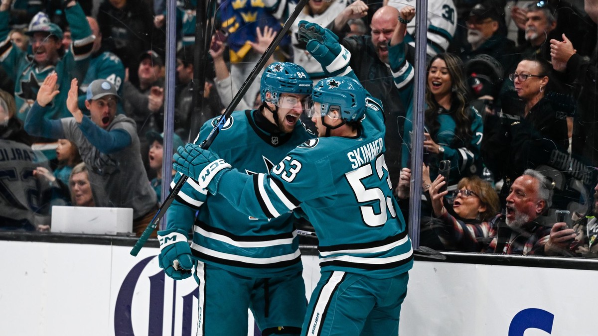 Pavol Regenda (vľavo) oslavuje gól do siete Tampy Bay.