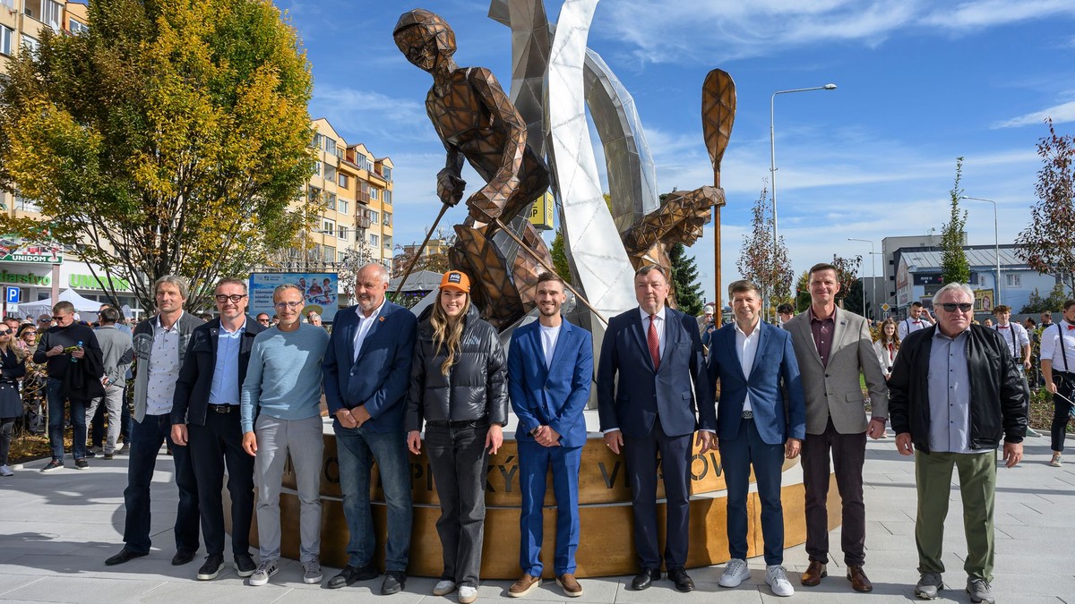 Z odhalenia súsošia akademického sochára Martina Navrátila -  Súsošie olympijských víťazov v Liptovskom Mikuláši. 