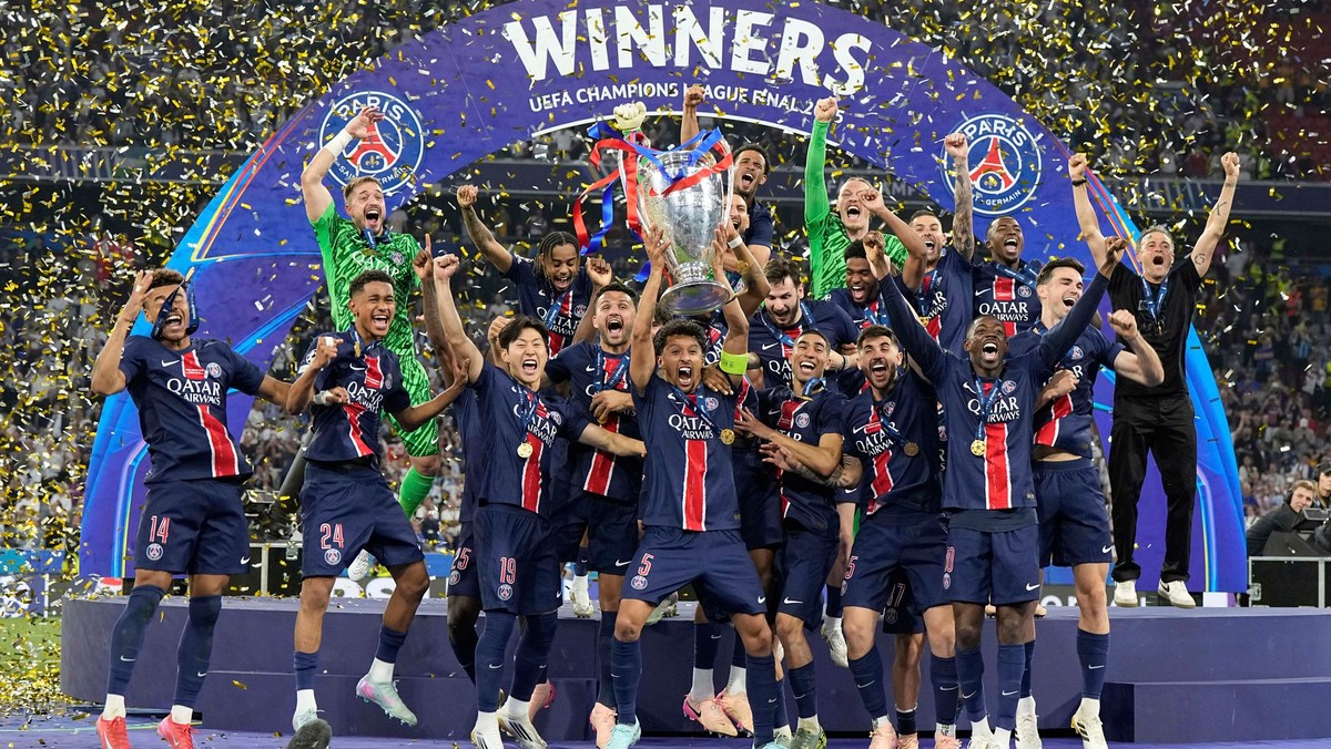 Futbalisti Parížu St. Germain oslavujú s trofejou pre víťaza Ligy majstrov. 