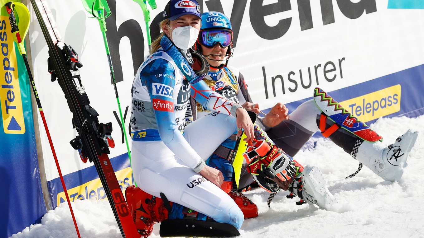 Zľava Mikaela Shiffrinová a Petra Vlhová po slalome na MS v zjazdovom lyžovaní 2021.