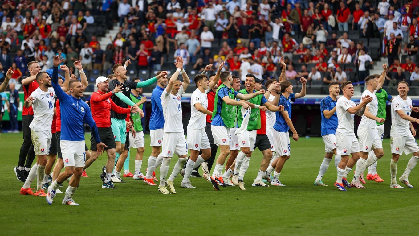 Slovenskí futbalisti sa tešia po víťazstve nad Belgickom v skupine E na EURO 2024.