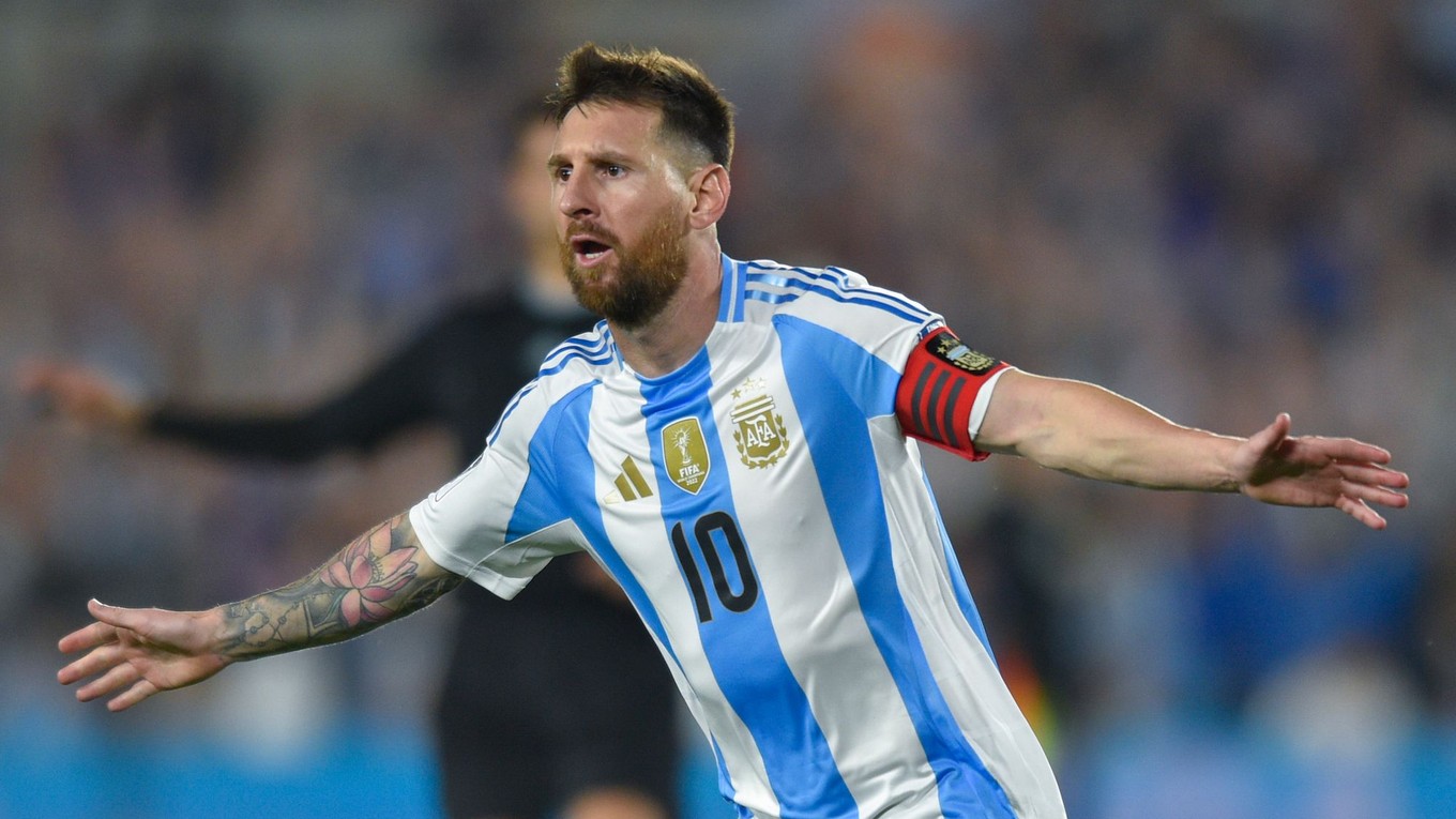 Lionel Messi oslavuje gól v drese Argentíny.