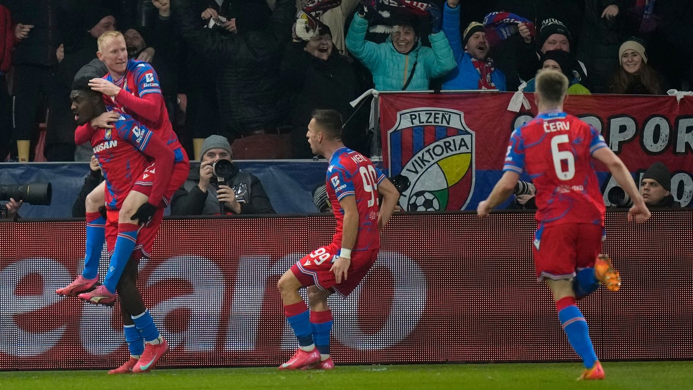 Futbalisti Viktorie Plzeň sa radujú z gólu.